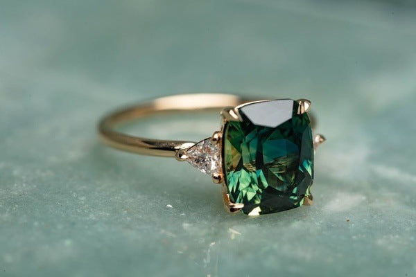 Anillo de piedra preciosa verde inspirado en lo vintage | Oro